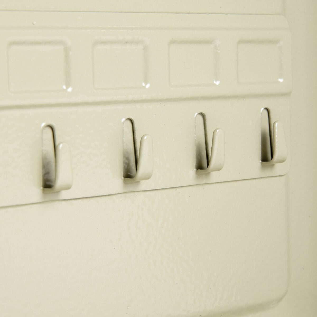 Шкафчик (Ключница) на 20 ключей BRAUBERG, 200х160х80 мм, с замком, +20 брелоков, серый, 290337 — изображение 3