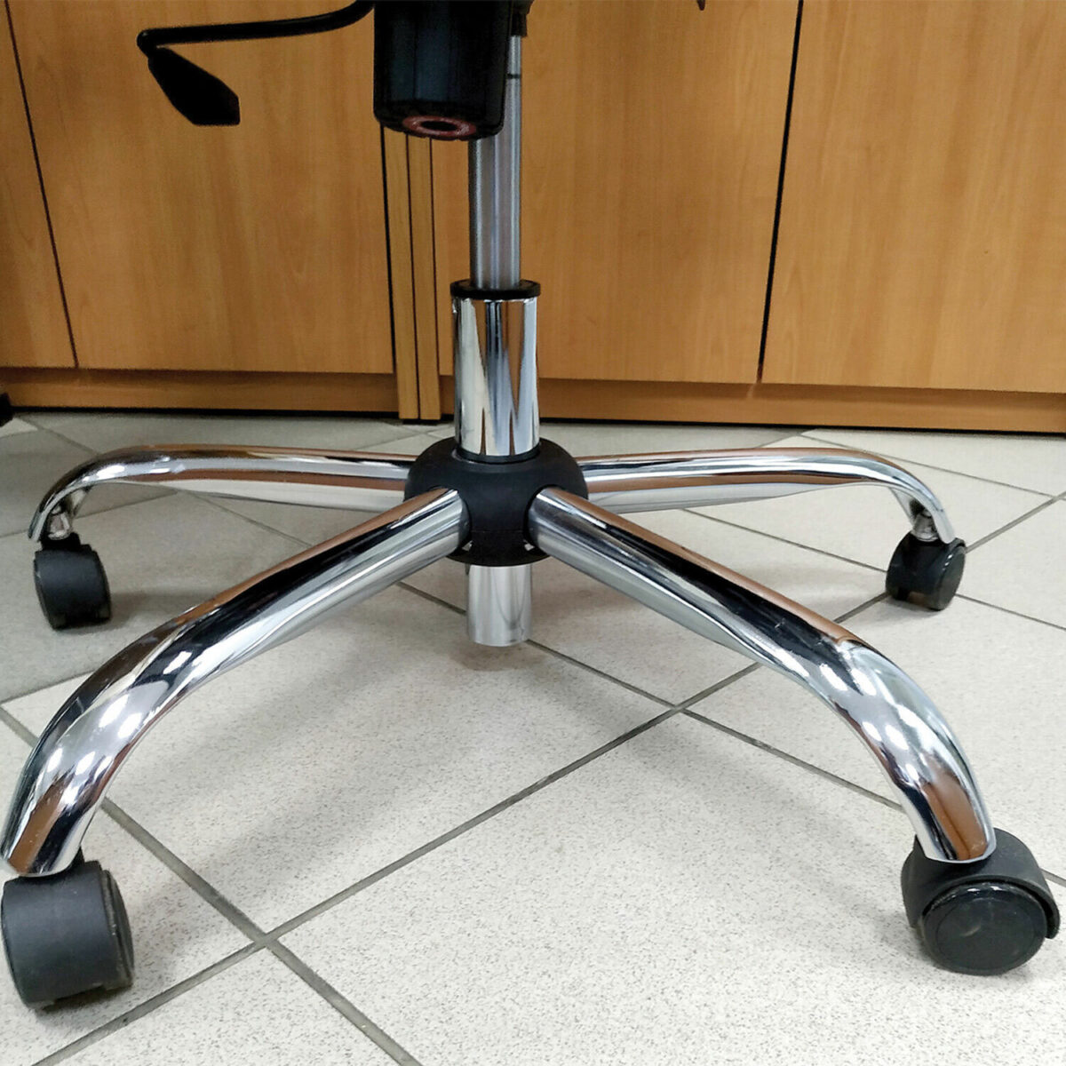 Кресло офисное МЕТТА "SU-B-10" хром, ткань-сетка, сиденье и спинка мягкие, темно-серое — изображение 16