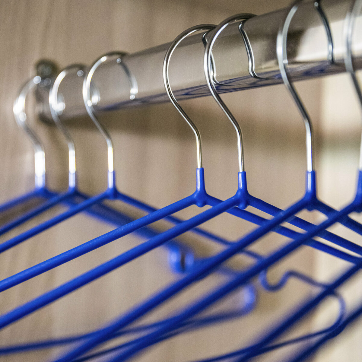 Вешалки-плечики, размер 48-50, КОМПЛЕКТ 10 шт., металл/ПВХ, перекладина, цвет синий, BRABIX "Стандарт", 601166 — изображение 16