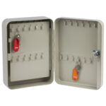 Шкафчик (Ключница) на 48 ключей BRAUBERG, 250х180х80 мм, с замком, + 48 брелоков, серый, 290338 — изображение 3