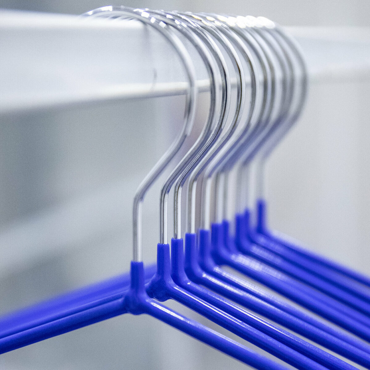 Вешалки-плечики, размер 48-50, КОМПЛЕКТ 10 шт., металл/ПВХ, перекладина, цвет синий, BRABIX "Стандарт", 601166 — изображение 15