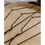 Вешалки-плечики для одежды, размер 48-50, металл, антискользящие, КОМПЛЕКТ 10 шт., черные, BRABIX PREMIUM, 608467 — изображение 4