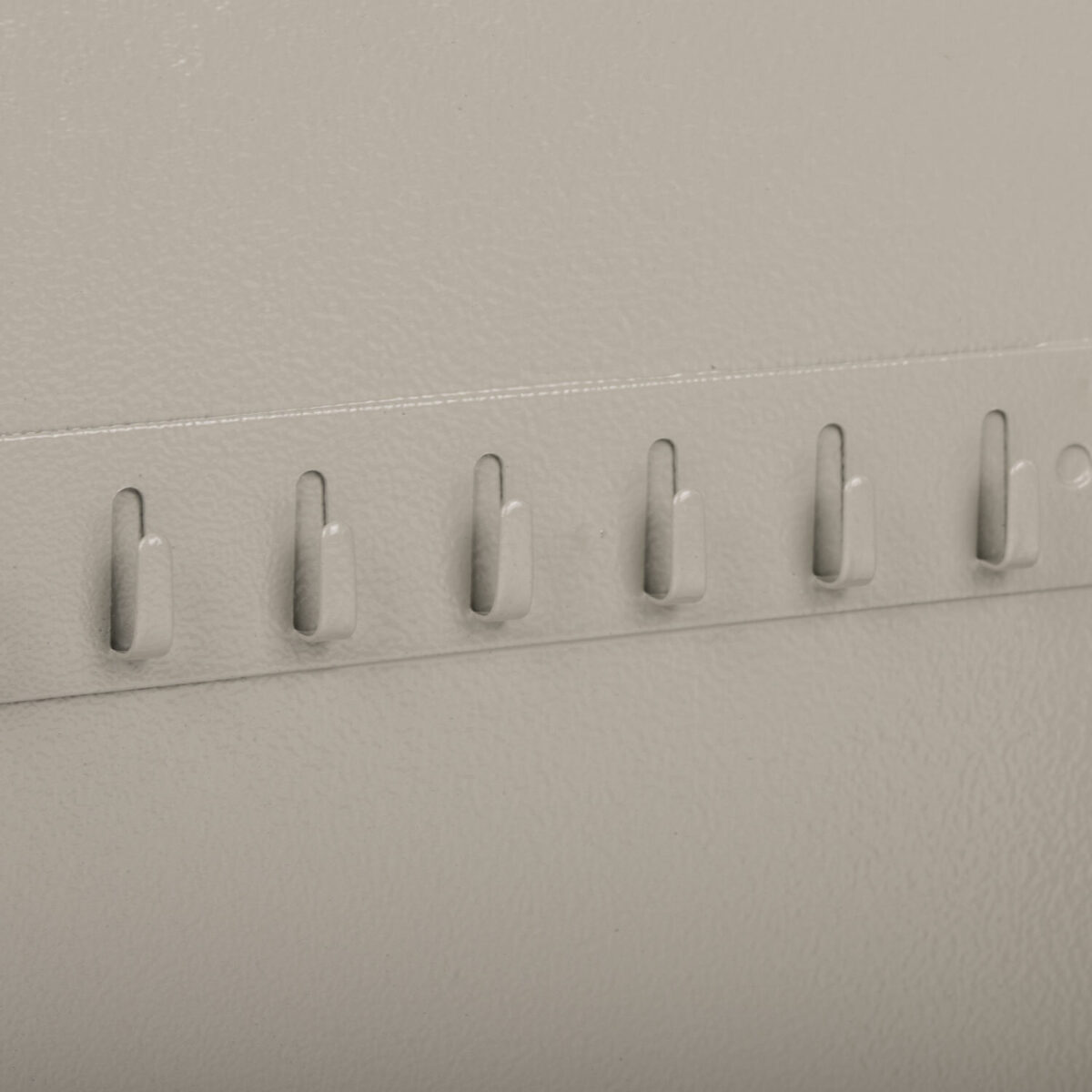 Шкафчик (Ключница) на 90 ключей BRAUBERG, 300х240х80 мм, с замком, +90 брелоков, серый, 290339 — изображение 6