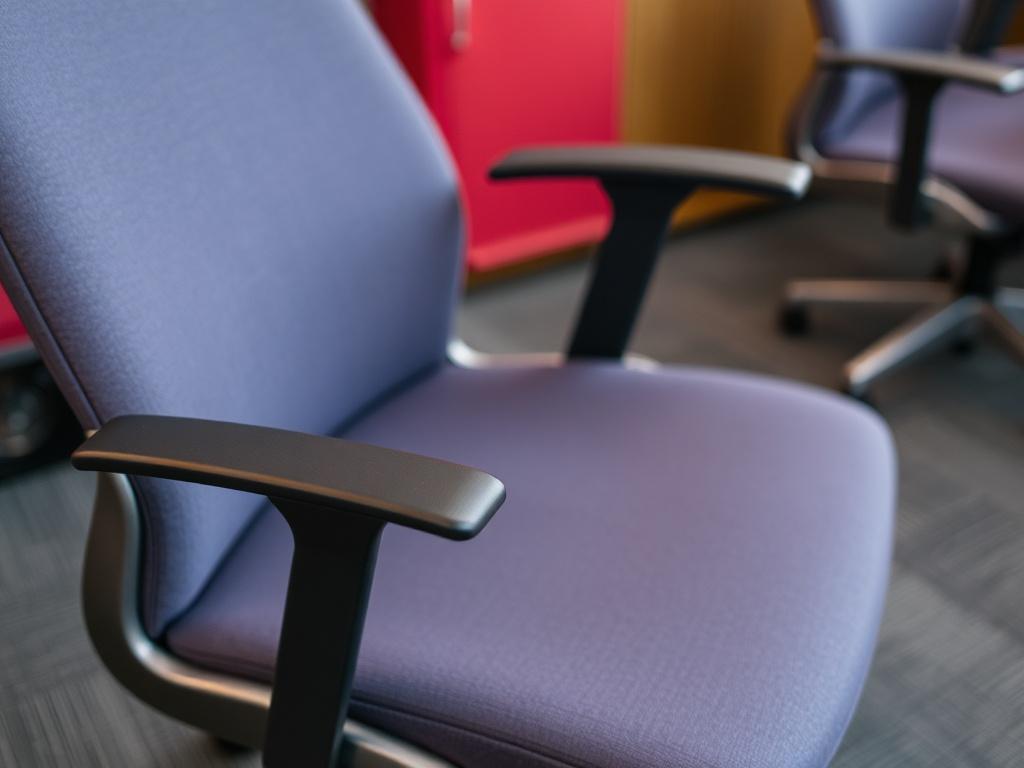 Как вернуть креслу рабочий стиль: практическое руководство по обивке офисного кресла